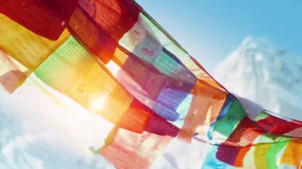 珠穆朗玛峰大本营的祈祷旗 — 图库视频影像