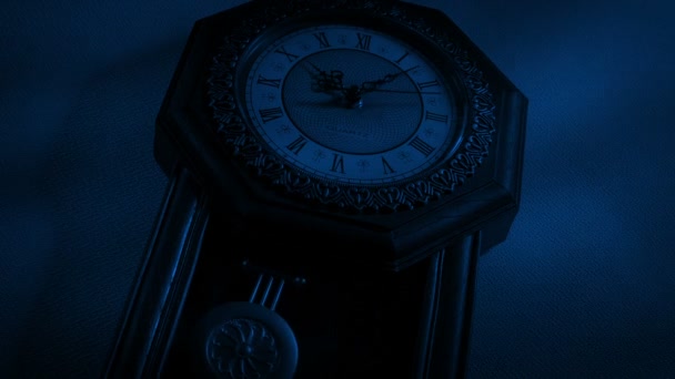 Sombras Miedo Moviéndose Sobre Reloj Viejo Noche — Vídeo de stock
