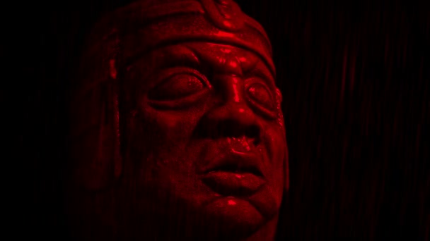 雨中的阿兹特克雕像可怕的血红色 — 图库视频影像