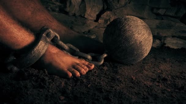 Заключенный Сидит Мячом Цепью Закате — стоковое видео