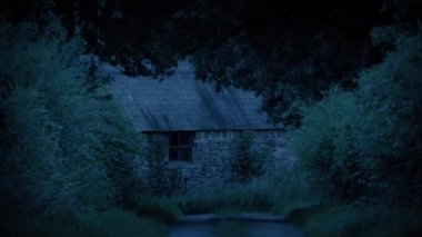 Karanlık çöktüğünde kırsal evdeki ışıklar açık ya da kapalı.