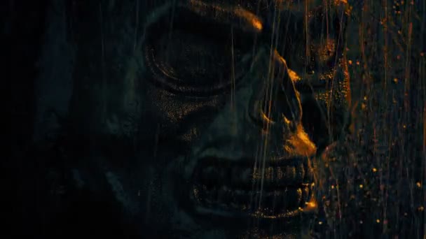 火と雨の中で寺の壁に頭蓋骨の顔 — ストック動画