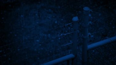 Dışarıda Yağmurlu Gece Binasında Dikenli Çit