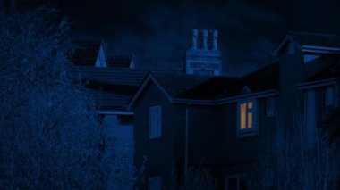 Rüzgarlı gecelerde odada ışık yanan evler