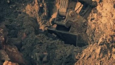 Kazıcı akşamları inşaat alanında toprağı eşeliyor.