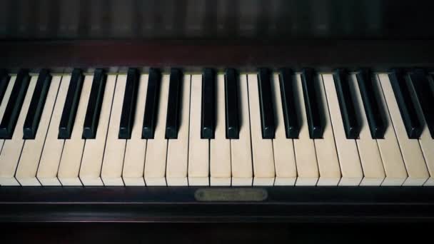 Piano Opent Sluit Panning Neer Schot — Stockvideo