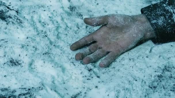 在外面的雪地上不自觉或死亡的人 — 图库视频影像