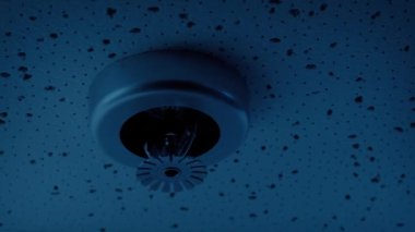 Karanlık Ofisteki Tavanda Fıskiye