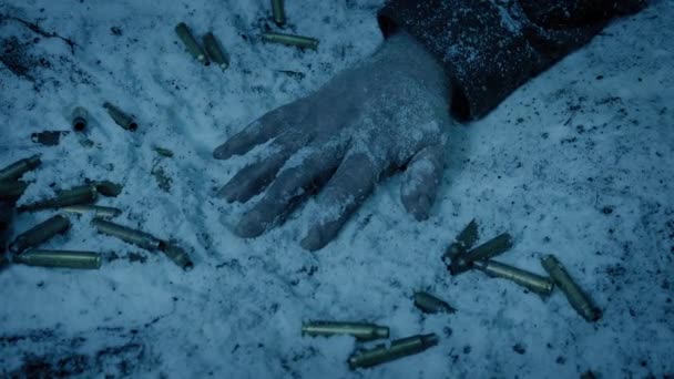 暗闇の中で雪の戦場で死んだ兵士 — ストック動画