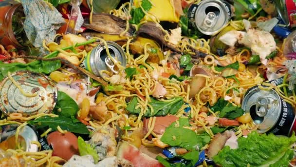 Çöp Kutusunu Çöp Konteynırına Boşaltılıyor — Stok video