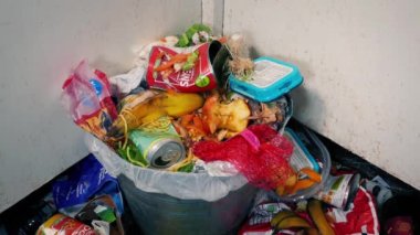 Teneke Kutular atıldı ve Bayan Çöp Kutusu Dağınık Mutfakta