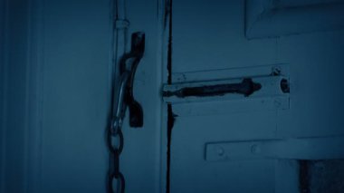 Adam Karanlıkta Kapı Açar ya da Kapar