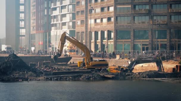 挖掘机清理市区新的建筑工地 — 图库视频影像