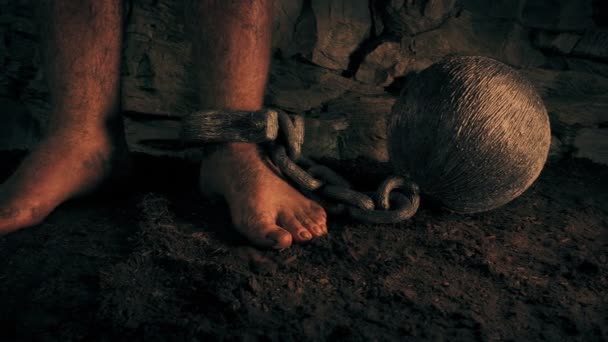 Ortaçağ Hapishanesinde Zincirli Adam — Stok video
