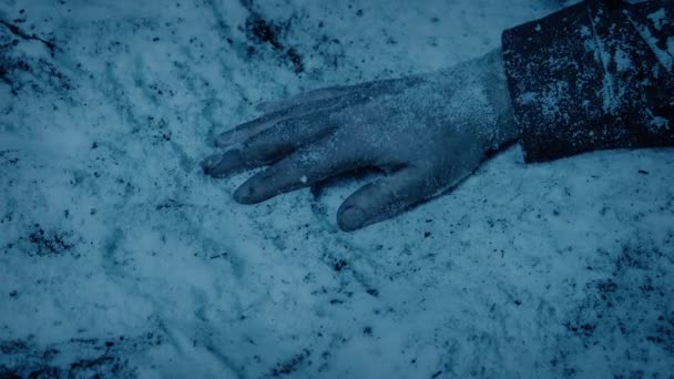 黑暗中的雪上的人的臂膀 — 图库视频影像