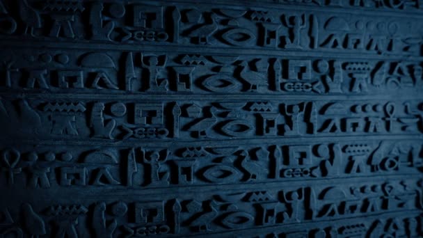 Simboli Antichi Della Parete Egiziana Nel Tempio Scuro — Video Stock