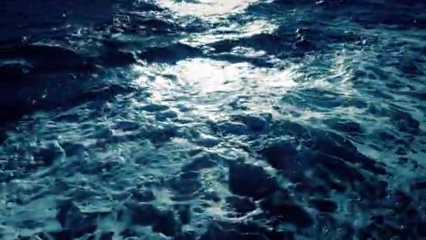 Segeln Auf Dem Ozean Mit Sonnenlicht Das Auf Den Wellen — Stockvideo