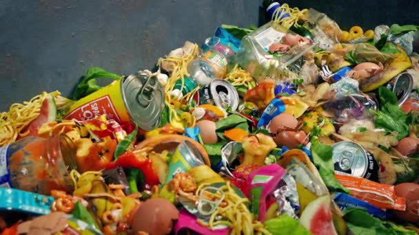 Velká Hromada Odpadků Podle Zdi Pohybující Výstřel — Stock video