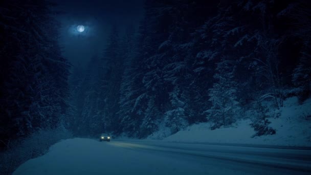 Samochody Snowy Mountain Road Nocy — Wideo stockowe