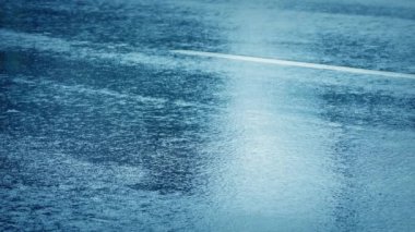 Yağmurda geçen arabaların olduğu Detaylı Yol