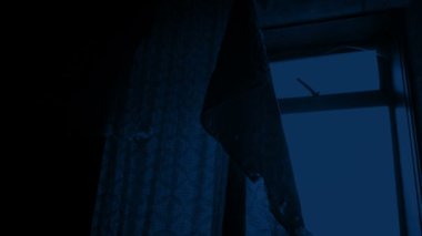 Geceleri apartmanın penceresi perdeyi yırtıyor.