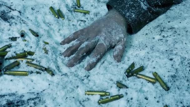 Arm Des Toten Soldaten Auf Verschneitem Schlachtfeld — Stockvideo