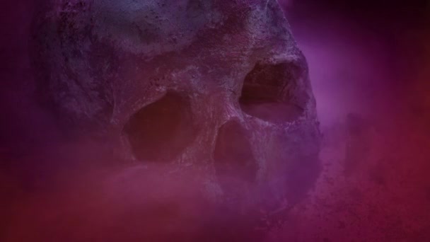在五颜六色的烟熏巫术场景中的骷髅 — 图库视频影像
