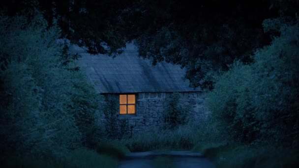 Akşamları Işıklar Açık Eski Çiftlik Evi Binası — Stok video