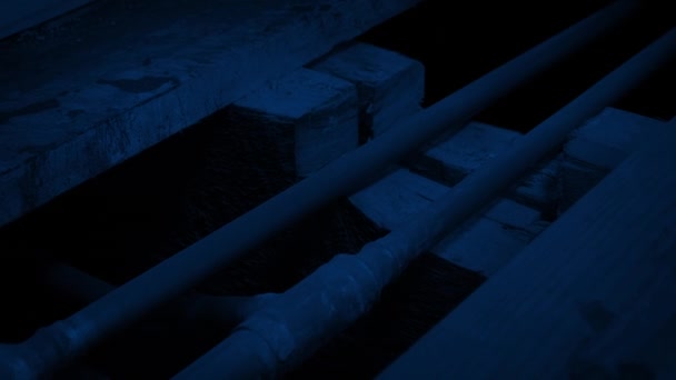暗闇の中で配管水道管の家 — ストック動画