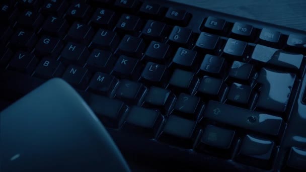 黑暗房间的键盘上碰倒了咖啡 — 图库视频影像