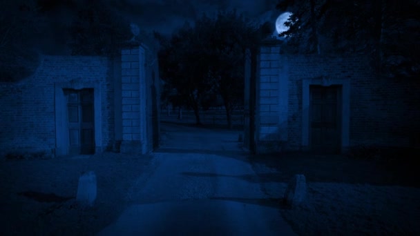 月とマンションのゲートの上の稲妻不気味なシーン — ストック動画