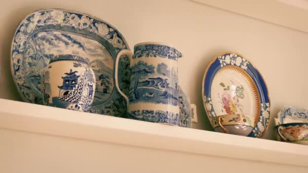 Collection Porcelaine Sur Étagère Détail Typique Maison — Video