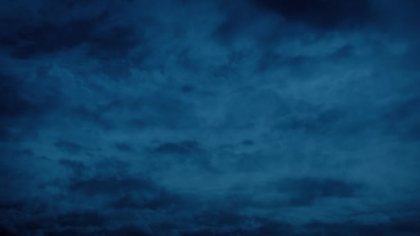Epic Stormy Dark Sky Con Nubes Moviéndose Rápido — Vídeos de Stock