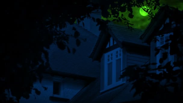 Gröna Månen Och Blixten Ovanför Huset Halloween Scen — Stockvideo
