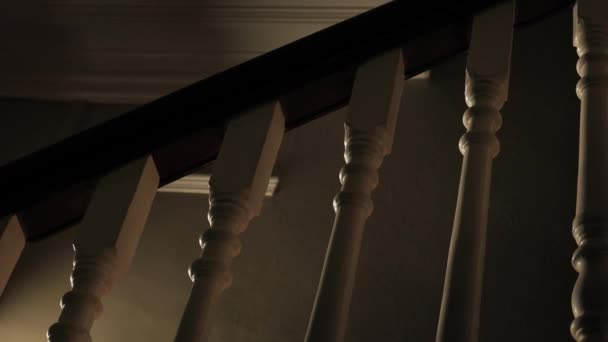 ダークムーディー ハウスの階段を渡る — ストック動画