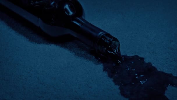 Μπουκάλι Κρασιού Κατά Λάθος Έπεσε Στο Σκοτεινό Δωμάτιο — Αρχείο Βίντεο