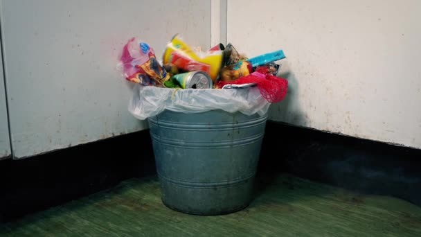 Tin Thrown Trash Versions — Vídeo de Stock