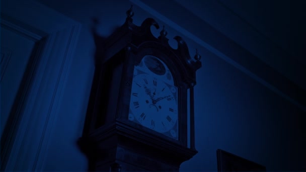 Paranormal Glow Appears Grandfather Clock Halloween Scene — Vídeo de Stock