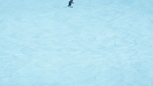 Snowboarder Goes Slope — стоковое видео
