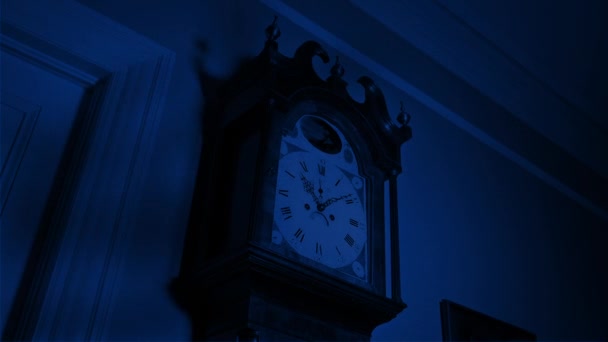 Sombras Assustadoras Movendo Sobre Relógio Avô Noite — Vídeo de Stock