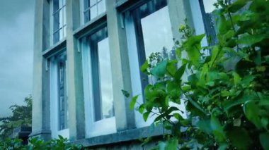 Fırtınalı bir günde Fırça Giden Pencereler Evi