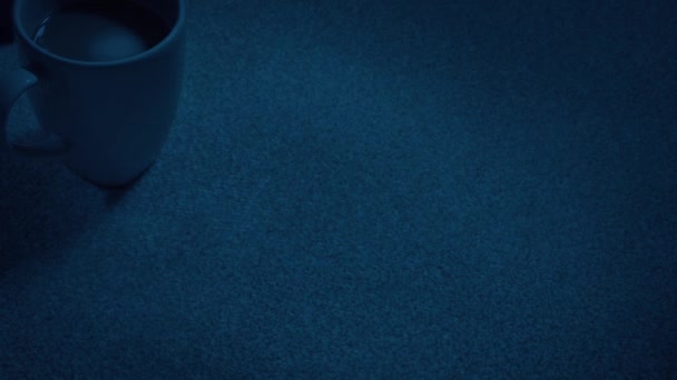 暗い部屋でコーヒーカップが偶然ノックされた — ストック動画