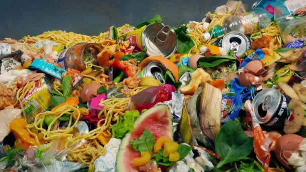 大堆垃圾堆移动铅球 — 图库视频影像
