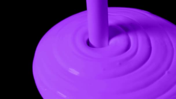 Pintura Púrpura Vertida Sobre Superficie Negra — Vídeo de stock