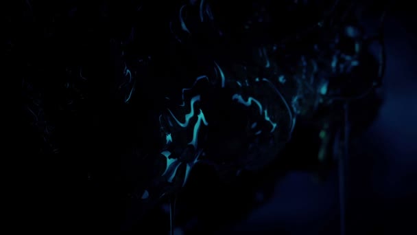 Organisme Étranger Visqueux Qui Dégouline Dans Noir — Video