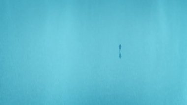 Islak Arazide Yürüyen Yağmurlu Bir Kişi