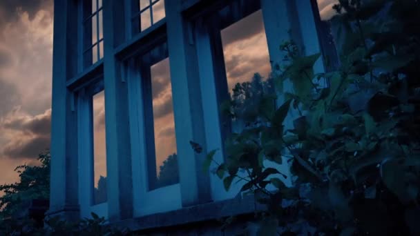 Soluppgången Himlen Reflekterar Huset Windows — Stockvideo