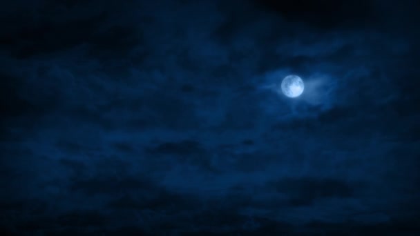 Nubes Que Mueven Rápidamente Sobre Luna Llena — Vídeos de Stock