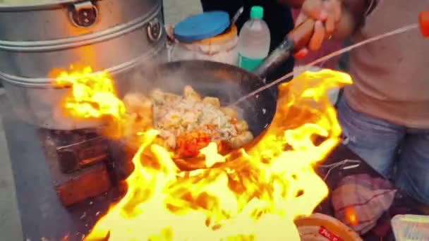 Ateş Vızıldıyor Pan Yemek Pişiriyor Sokak Gıda Sahnesi Çekim — Stok video