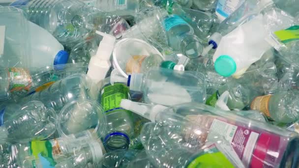 プラスチックのリサイクル 混合された包装およびびびびん — ストック動画